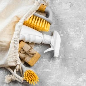 mise-plat-produits-nettoyage-ecologiques-brosses-espace-copie
