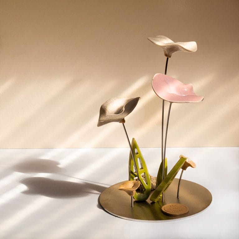 Composition funéraire contemporaine de la gamme Cœur Moderne, lignes courbes et fleurs en céramique