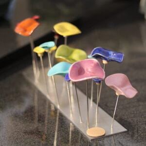 Gros plan sur des fleurs artificielles en céramique colorées Fleurs de Cœur, montrant les formes et finitions artisanales des pétales.