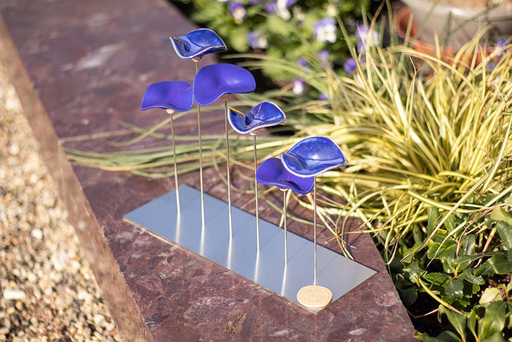 Ornement funéraire personnalisé en céramique bleue et violette sur embase rectangulaire, création sur-mesure réalisée à la main en Alsace