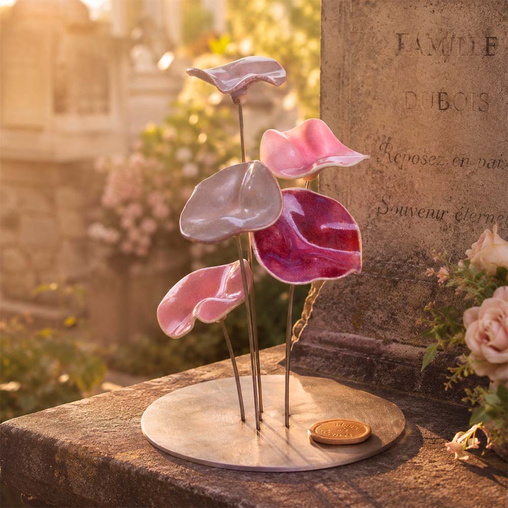 Bouquet contemporain de 5 fleurs en céramique sur embase ronde, fleurs artificielles pour cimetière fait main en Alsace