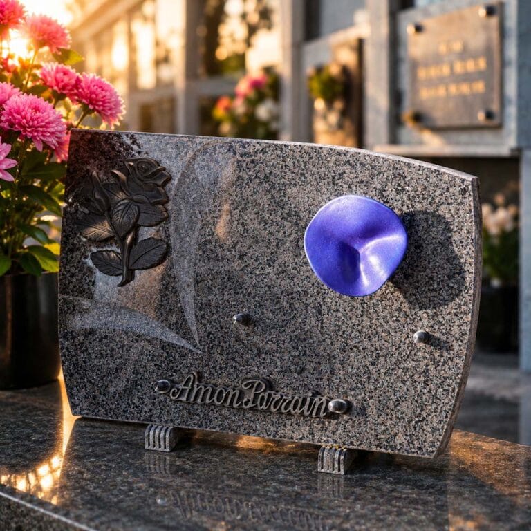 Soliflore en céramique fixé sur une case de columbarium, fleurissement délicat pour espace funéraire restreint
