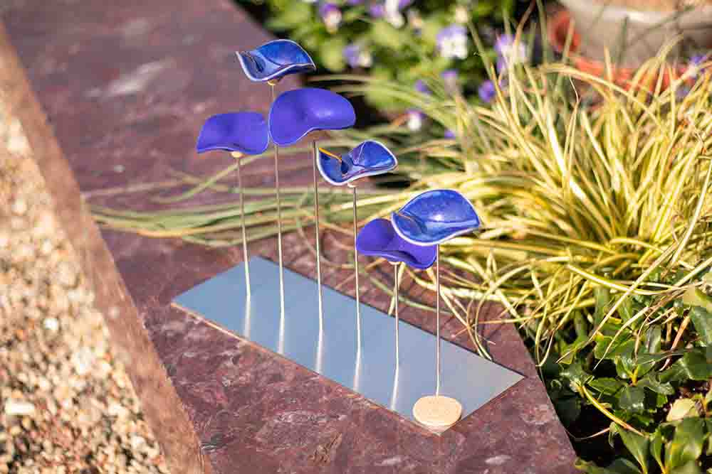 Ornement funéraire personnalisé en céramique bleue et violette sur embase rectangulaire, création sur-mesure réalisée à la main en Alsace