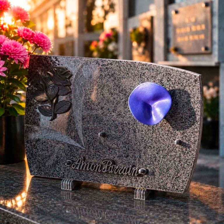 Soliflore en céramique fixé sur une case de columbarium, fleurissement délicat pour espace funéraire restreint